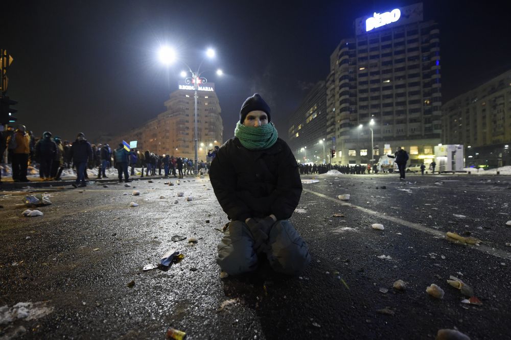 PELUZA "EI SUNT ZERO". Imaginile revoltatoare ale haosului provocat de ultrasi in Piata Victoriei. FOTO_15