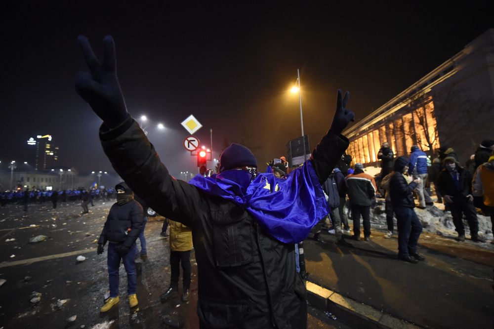 PELUZA "EI SUNT ZERO". Imaginile revoltatoare ale haosului provocat de ultrasi in Piata Victoriei. FOTO_17