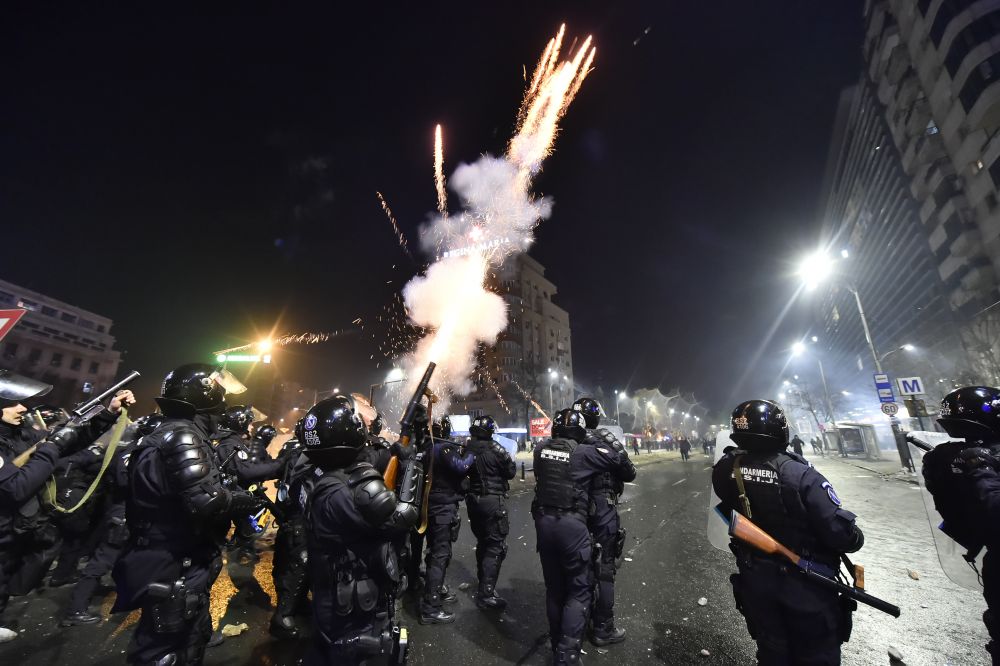 PELUZA "EI SUNT ZERO". Imaginile revoltatoare ale haosului provocat de ultrasi in Piata Victoriei. FOTO_2