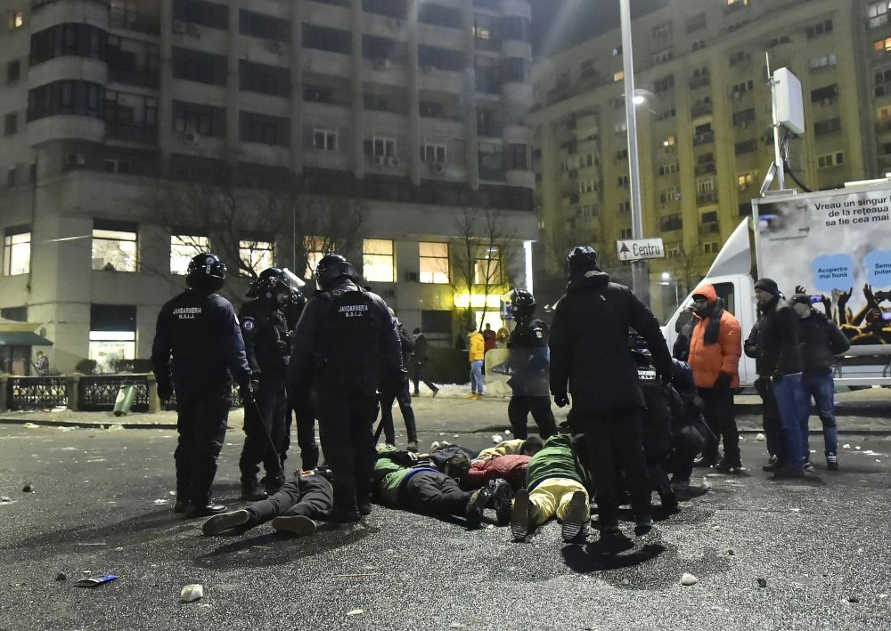 PELUZA "EI SUNT ZERO". Imaginile revoltatoare ale haosului provocat de ultrasi in Piata Victoriei. FOTO_21