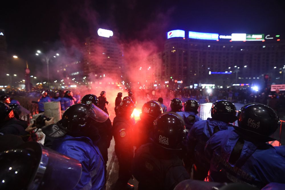 PELUZA "EI SUNT ZERO". Imaginile revoltatoare ale haosului provocat de ultrasi in Piata Victoriei. FOTO_23