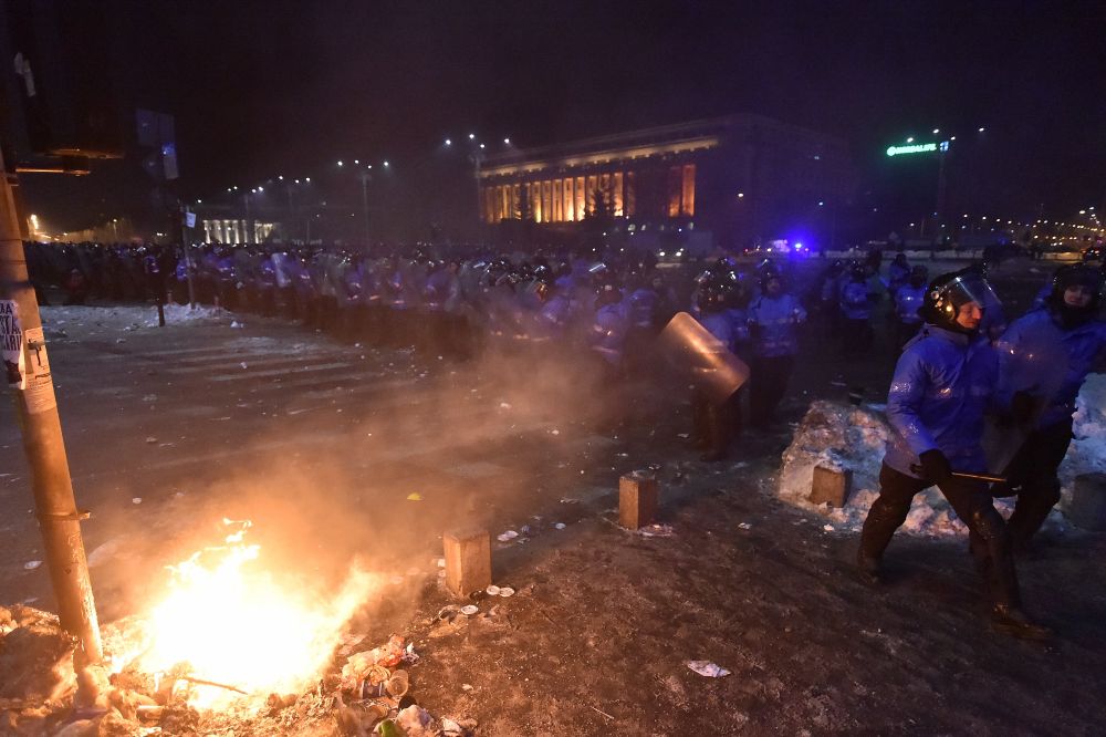 PELUZA "EI SUNT ZERO". Imaginile revoltatoare ale haosului provocat de ultrasi in Piata Victoriei. FOTO_26