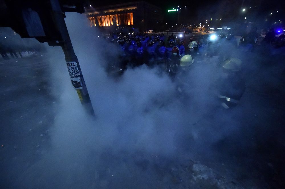 PELUZA "EI SUNT ZERO". Imaginile revoltatoare ale haosului provocat de ultrasi in Piata Victoriei. FOTO_27