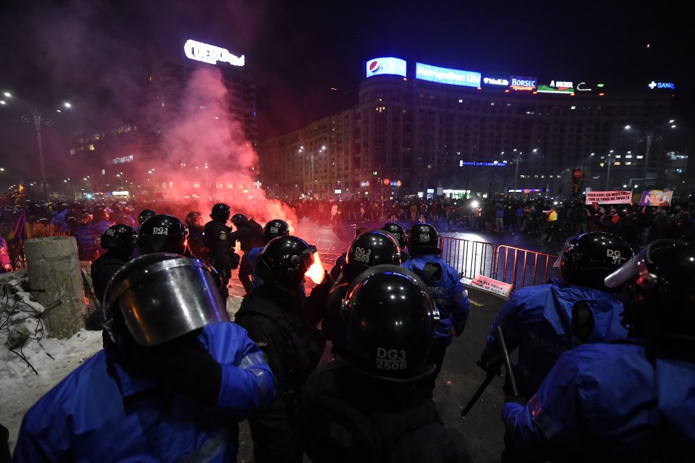 PELUZA "EI SUNT ZERO". Imaginile revoltatoare ale haosului provocat de ultrasi in Piata Victoriei. FOTO_31