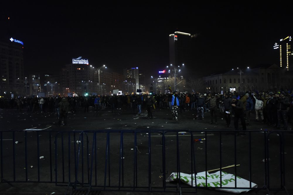 PELUZA "EI SUNT ZERO". Imaginile revoltatoare ale haosului provocat de ultrasi in Piata Victoriei. FOTO_33