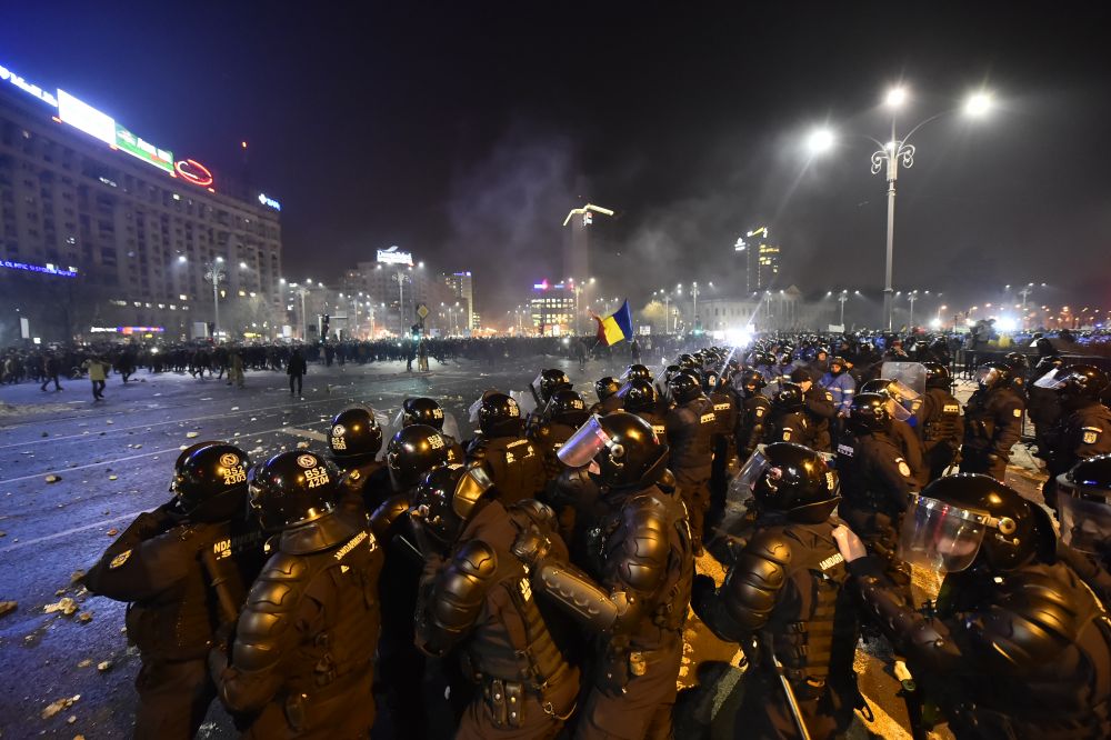 PELUZA "EI SUNT ZERO". Imaginile revoltatoare ale haosului provocat de ultrasi in Piata Victoriei. FOTO_35
