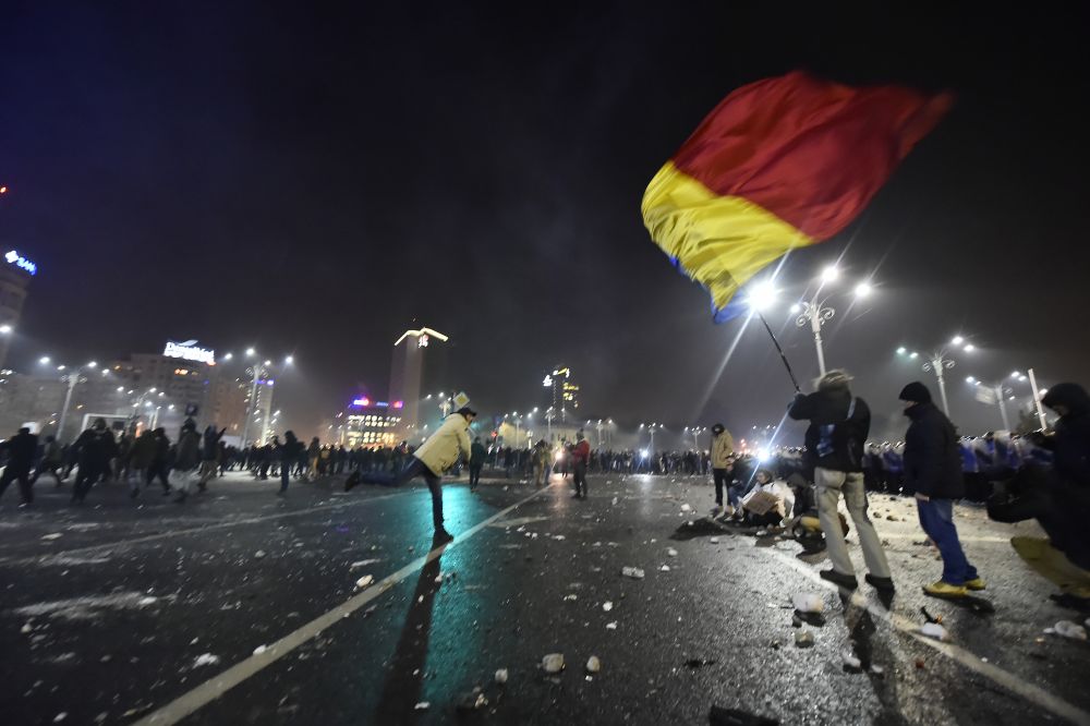 PELUZA "EI SUNT ZERO". Imaginile revoltatoare ale haosului provocat de ultrasi in Piata Victoriei. FOTO_36