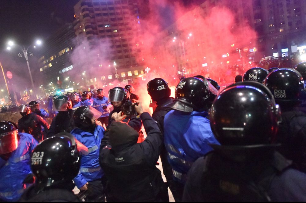 PELUZA "EI SUNT ZERO". Imaginile revoltatoare ale haosului provocat de ultrasi in Piata Victoriei. FOTO_4