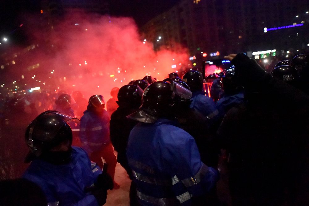 PELUZA "EI SUNT ZERO". Imaginile revoltatoare ale haosului provocat de ultrasi in Piata Victoriei. FOTO_5