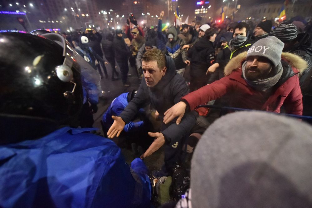 PELUZA "EI SUNT ZERO". Imaginile revoltatoare ale haosului provocat de ultrasi in Piata Victoriei. FOTO_6