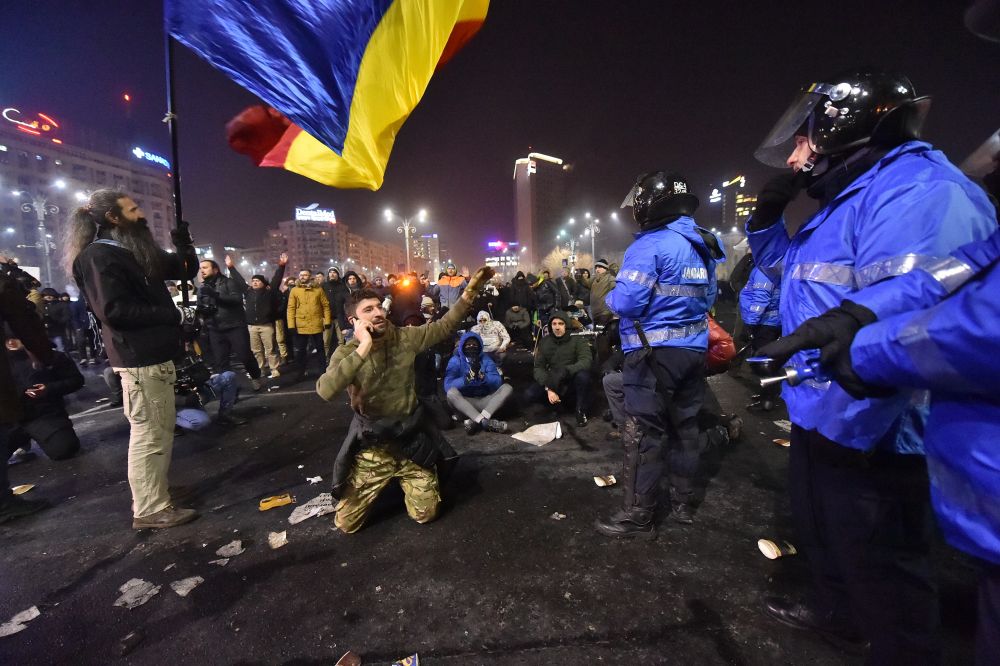 PELUZA "EI SUNT ZERO". Imaginile revoltatoare ale haosului provocat de ultrasi in Piata Victoriei. FOTO_7