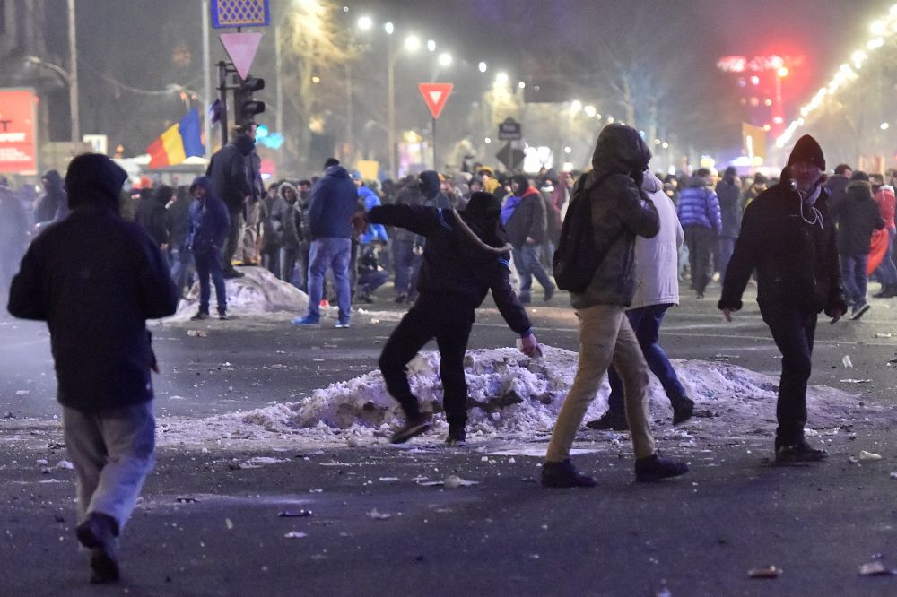 PELUZA "EI SUNT ZERO". Imaginile revoltatoare ale haosului provocat de ultrasi in Piata Victoriei. FOTO_8