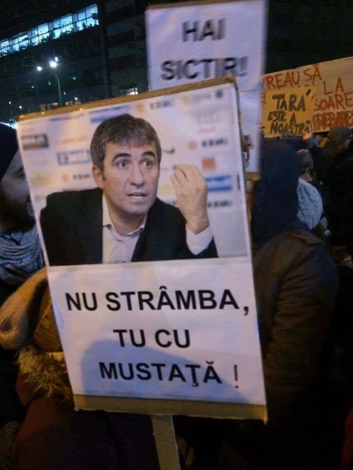 IMAGINE FABULOASA! HAGI a ajuns la protestul din Piata Victoriei! :)) Mesajul serii in Bucuresti_1