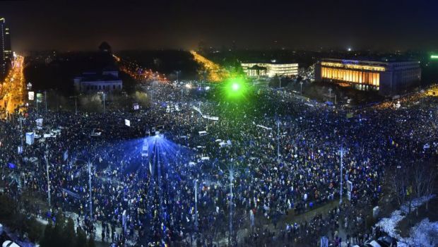 
	Imaginile unice ale protestului din Romania au uimit SUA! Mesajul unui senator american care privea Super Bowl &nbsp;
