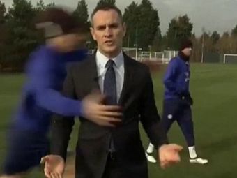 VIDEO SENZATIONAL! David Luiz a lovit din nou! Ce i-a facut unui reporter la antrenamentul lui Chelsea