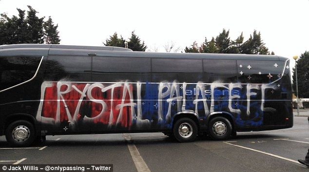 IMAGINE FABULOASA! Fanii lui Crystal Palace au VANDALIZAT autocarul propriei echipe, dupa ce l-au confundat :)_1