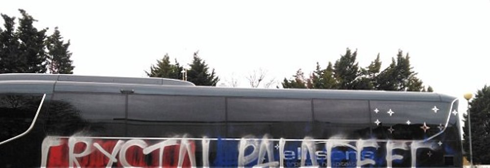IMAGINE FABULOASA! Fanii lui Crystal Palace au VANDALIZAT autocarul propriei echipe, dupa ce l-au confundat :)_2
