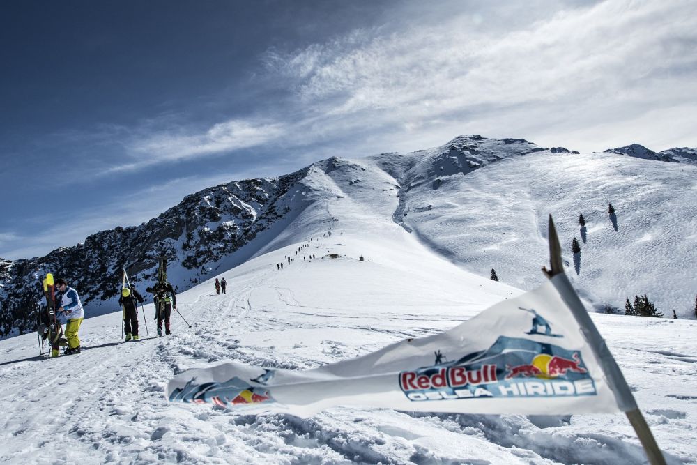 111 schiori si snowboarderi au cucerit muntele Oslea! Imagini spectaculoase_4