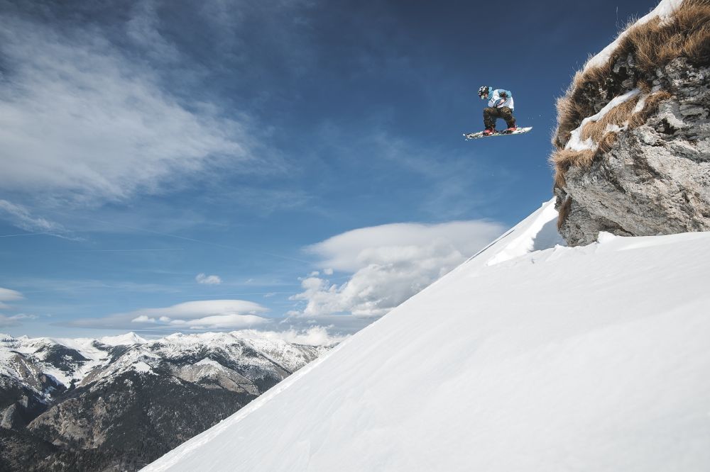 111 schiori si snowboarderi au cucerit muntele Oslea! Imagini spectaculoase_10