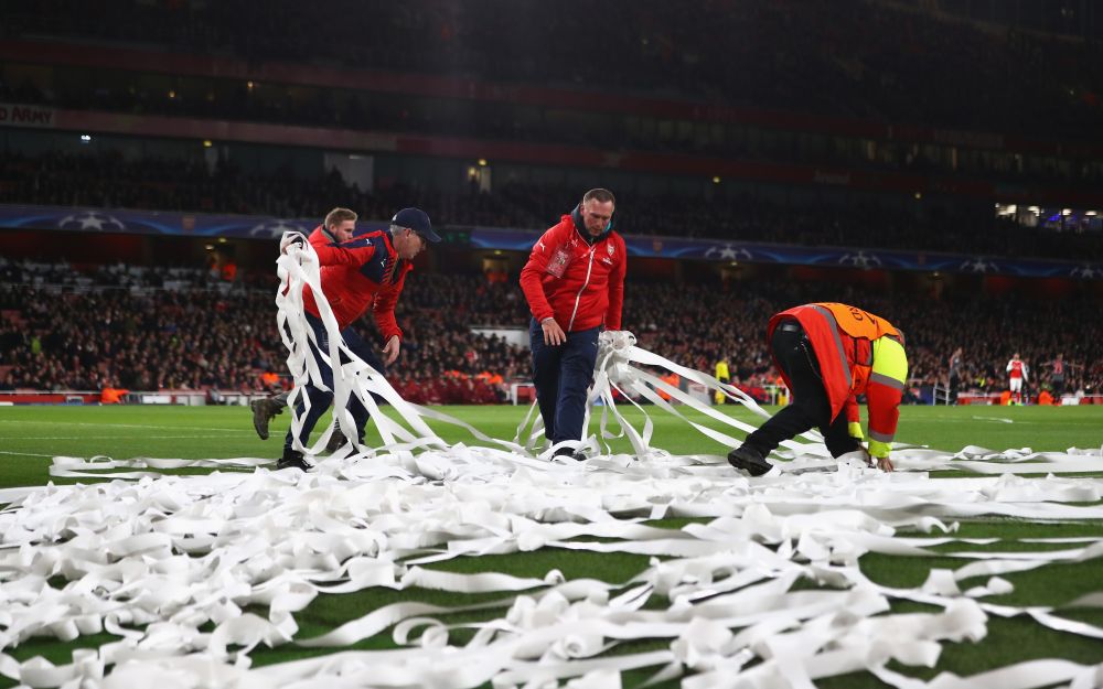 Motivul pentru care fanii lui Bayern au aruncat cu hartie igienica in teren. Glumele lansate de fanii englezi_2