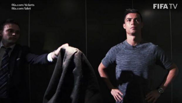 
	&quot;NU-L ATING, NU-L ATING!&quot; Reactia lui Ronaldo cand FIFA i-a prezentat trofeul! Ce superstitie neasteptata are 
