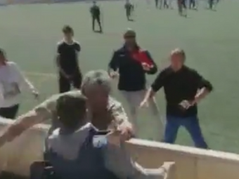 
	Imagini rusinoase la un meci de juniori: parintii s-au batut ca in ringul de MMA, chiar sub ochii copiilor VIDEO
