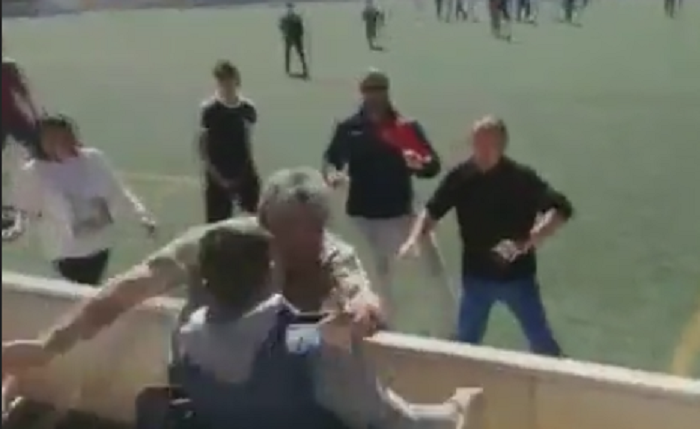 Imagini rusinoase la un meci de juniori: parintii s-au batut ca in ringul de MMA, chiar sub ochii copiilor VIDEO bataie juniori Spania
