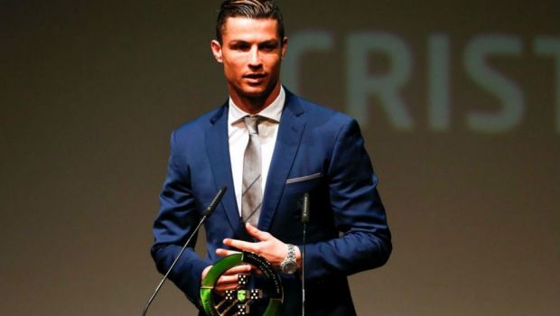 
	Ronaldo a luat premiu pentru ca a dus titlul EURO acasa: a fost desemnat cel mai bun jucator portughez in 2016
