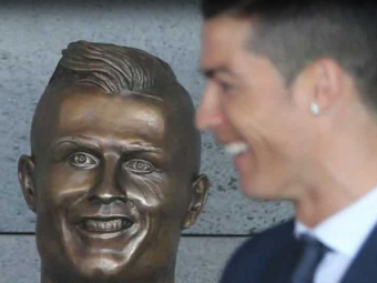 
	Reactia sculptorului care a facut statuia lui Ronaldo, dupa ce toata lumea a ras in urma dezvelirii :)
