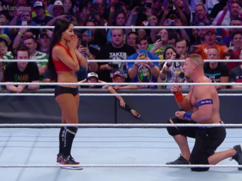 
	Moment unic in istoria wrestlingului! John Cena si-a cerut in casatorie iubita in mijlocul ringului, la Wrestlemania
