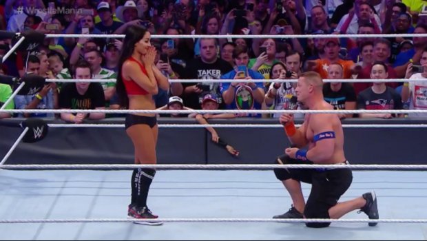 
	Moment unic in istoria wrestlingului! John Cena si-a cerut in casatorie iubita in mijlocul ringului, la Wrestlemania
