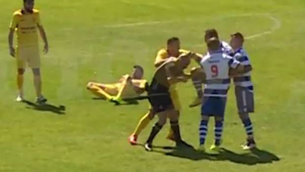 
	Un fotbalist a fost suspendat pe viata dupa ce l-a facut KO pe arbitru cu o lovitura brutala. Cum s-a petrecut incidentul: VIDEO
