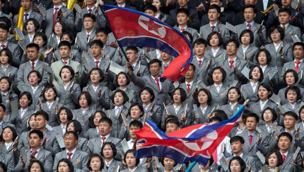 Imagini dintr-o alta lume: 40.000 de nord-coreeni, imbracati la fel, la un meci de fotbal feminin contra Coreei de Sud! FOTO_2