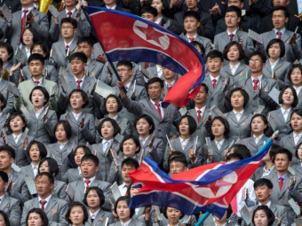 
	Imagini dintr-o alta lume: 40.000 de nord-coreeni, imbracati la fel, la un meci de fotbal feminin contra Coreei de Sud! FOTO
