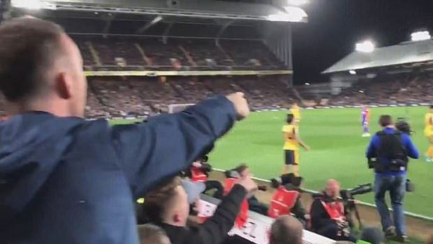 
	Reactie extrema a fanilor lui Arsenal: cum si-au umilit propriul jucator in timpul meciului! 
