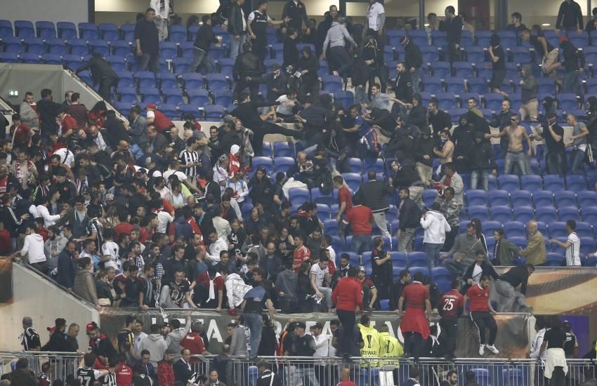 INCREDIBIL! Motivul pentru care turcii au intrat cu BOMBE artizanale pe stadionul lui Lyon! Ce eroare au facut gazdele_1