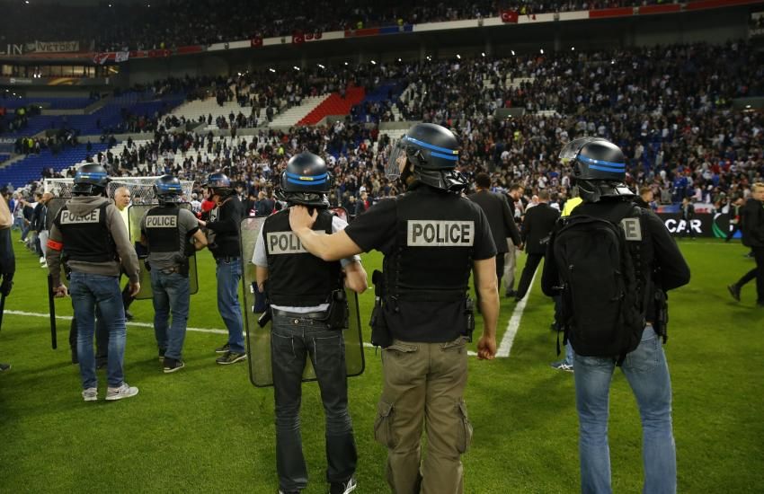 INCREDIBIL! Motivul pentru care turcii au intrat cu BOMBE artizanale pe stadionul lui Lyon! Ce eroare au facut gazdele_12