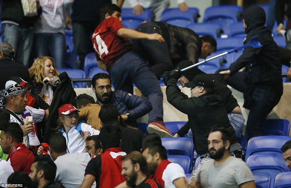 INCREDIBIL! Motivul pentru care turcii au intrat cu BOMBE artizanale pe stadionul lui Lyon! Ce eroare au facut gazdele_14