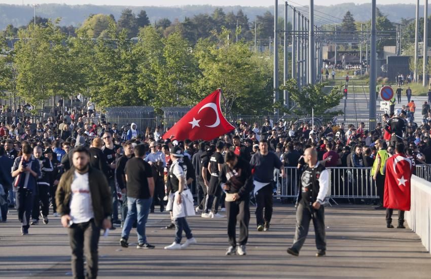 INCREDIBIL! Motivul pentru care turcii au intrat cu BOMBE artizanale pe stadionul lui Lyon! Ce eroare au facut gazdele_4