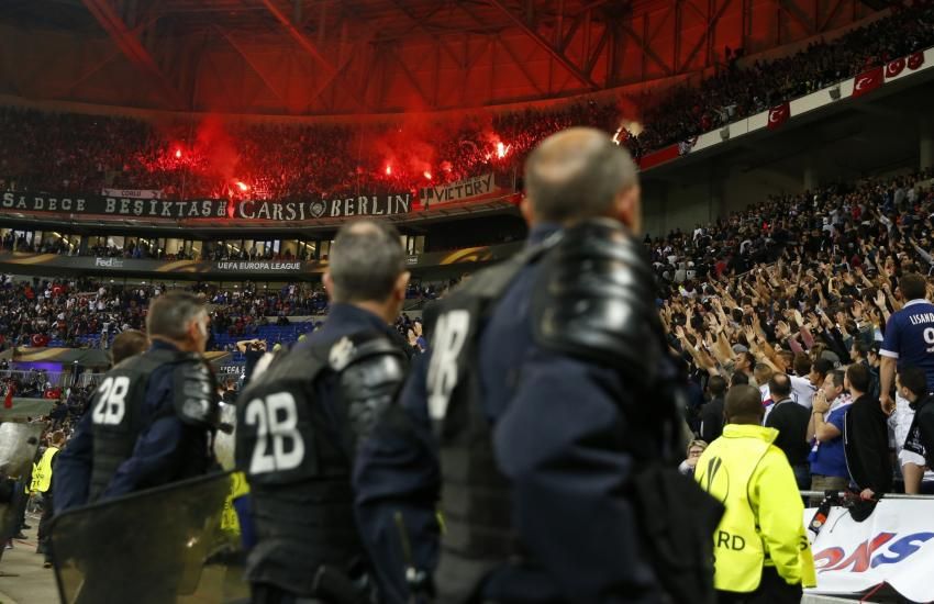 INCREDIBIL! Motivul pentru care turcii au intrat cu BOMBE artizanale pe stadionul lui Lyon! Ce eroare au facut gazdele_5