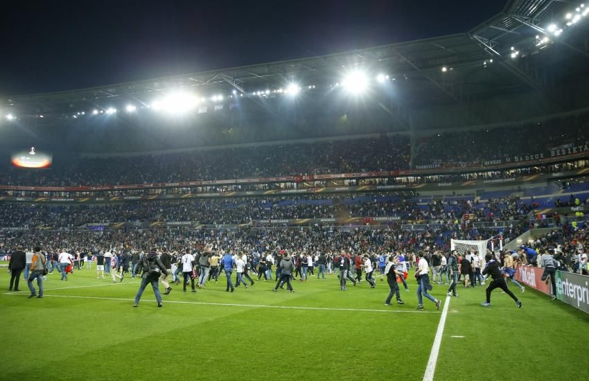 INCREDIBIL! Motivul pentru care turcii au intrat cu BOMBE artizanale pe stadionul lui Lyon! Ce eroare au facut gazdele_8