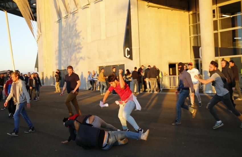 INCREDIBIL! Motivul pentru care turcii au intrat cu BOMBE artizanale pe stadionul lui Lyon! Ce eroare au facut gazdele_9