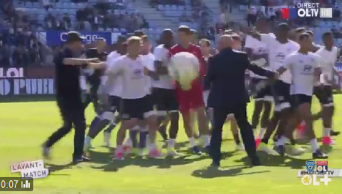 UPDATE: Suporterii au intrat din nou in teren sa ii bata pe jucatorii lui Lyon, jocul a fost ANULAT! Momentul in care un steward loveste un jucator VIDEO_1