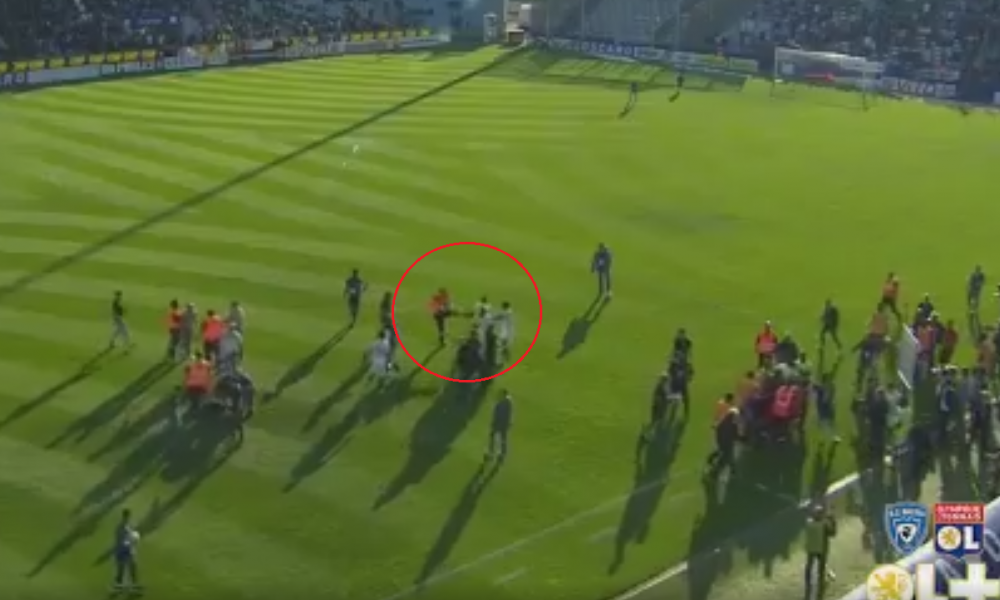 UPDATE: Suporterii au intrat din nou in teren sa ii bata pe jucatorii lui Lyon, jocul a fost ANULAT! Momentul in care un steward loveste un jucator VIDEO_2