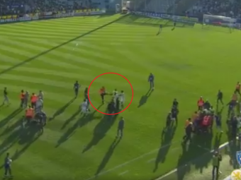 
	UPDATE: Suporterii au intrat din nou in teren sa ii bata pe jucatorii lui Lyon, jocul a fost ANULAT! Momentul in care un steward loveste un jucator VIDEO 
