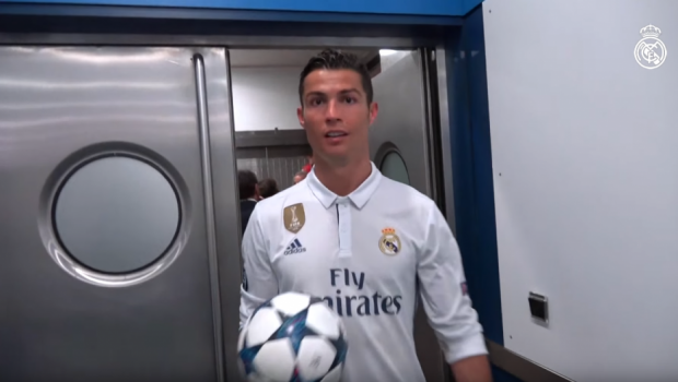 
	Momentul nevazut de la finalul meciului Real - Bayern. Ronaldo, aplaudat de colegi la intrarea in vestiar. VIDEO
