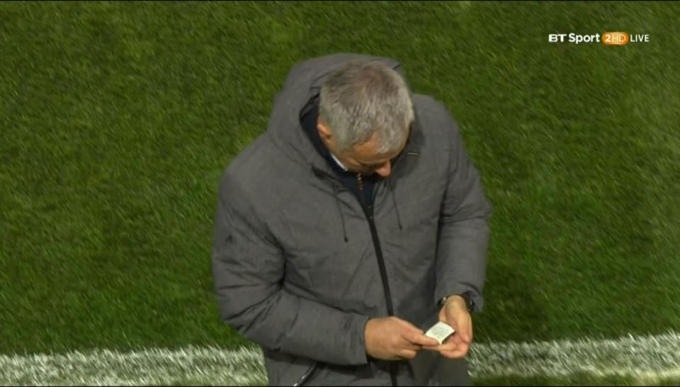 "Tata" Mou! Antrenorul lui Manchester United si-a pupat amuleta ca Iordanescu inainte de golul victoriei. FOTO_1