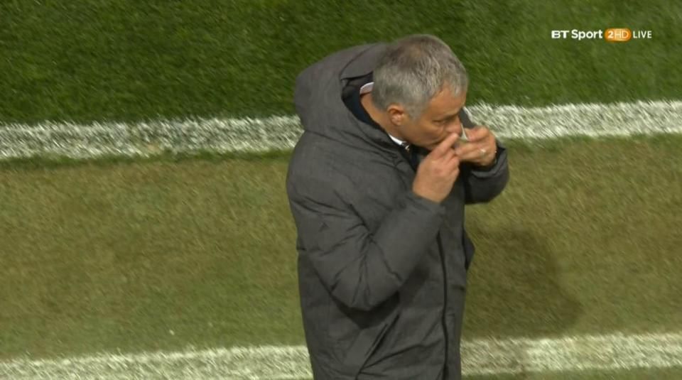 "Tata" Mou! Antrenorul lui Manchester United si-a pupat amuleta ca Iordanescu inainte de golul victoriei. FOTO_2
