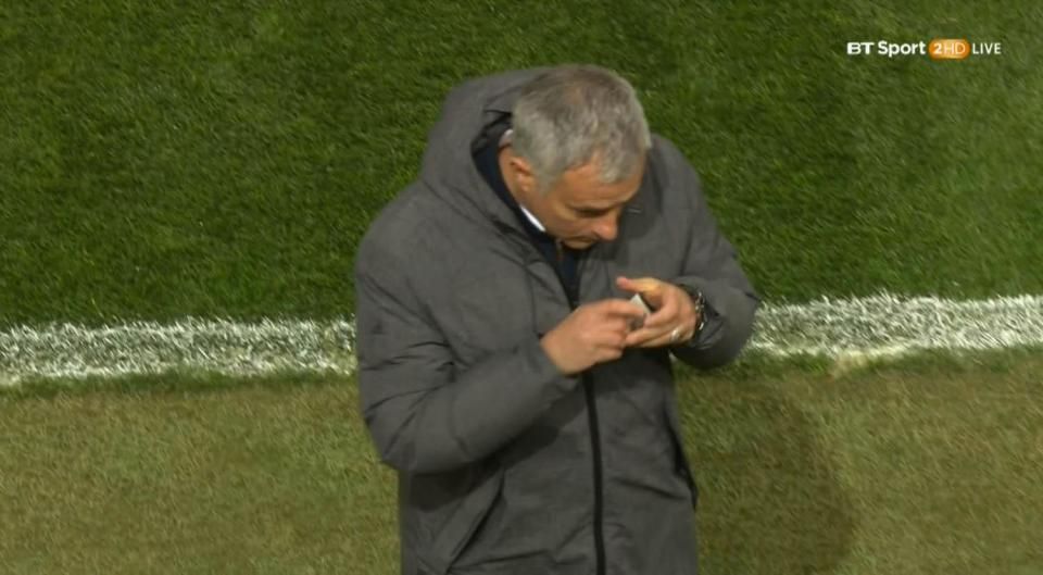 "Tata" Mou! Antrenorul lui Manchester United si-a pupat amuleta ca Iordanescu inainte de golul victoriei. FOTO_3