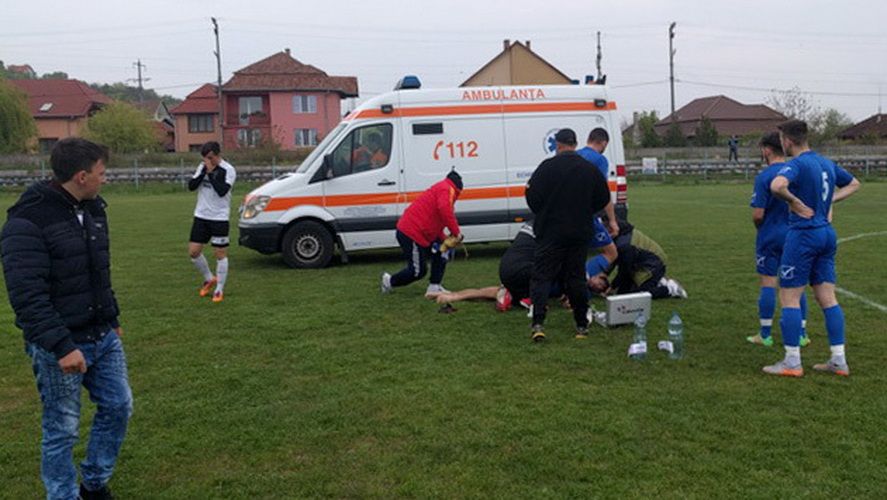 Momente de groaza la un meci disputat in acest weekend in Romania. Un fotbalist a facut stop cardiac pe teren: "Zi-le sa opreasca meciul, ca mi-e rau". Ce s-a intamplat_1